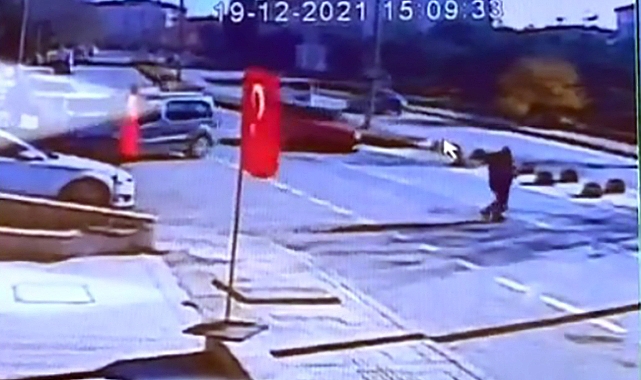 Otomobilden geri adımla kurtulan yaya, motosikletin çarpması ile öldü