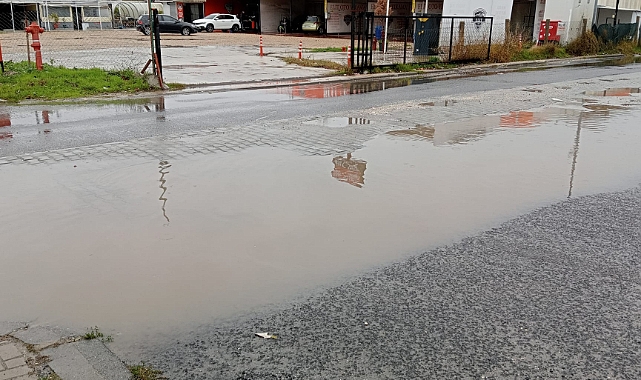 Pazaryeri Girişinde Biriken Yağmur Suları Sürücüleri Tedirgin Ediyor