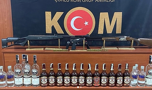 Sahte içki ve silah ele geçirildi