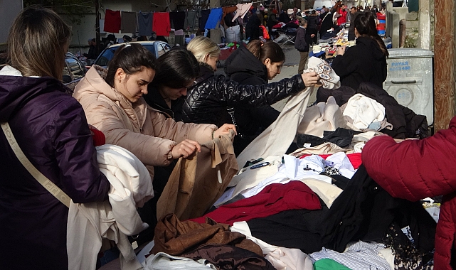 Sokak hayvanları için pazarda gönüllü satış yapıyorlar