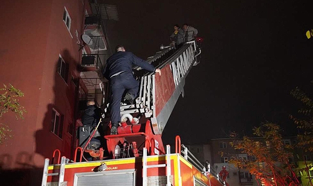 Yangında binada mahsur kalanlar itfaiye merdivenleri ile kurtarıldı