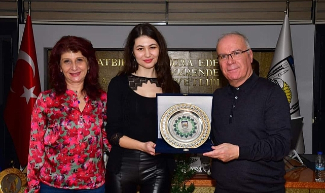Babaeski Belediye Başkanı Abdullah Hacı Model Merve Kuruncu'ya Plaket Takdim Etti
