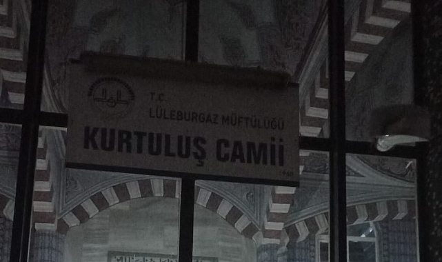 Cami avlusuna park edilen araçlara tepki