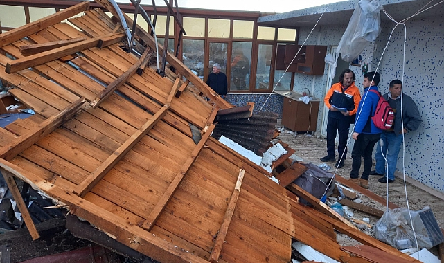 Edirne ve Tekirdağ'da kuvvetli rüzgar; çatılar uçtu