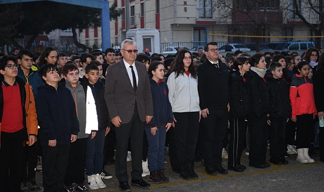 Eğitim haftası saygı duruşuyla başladı