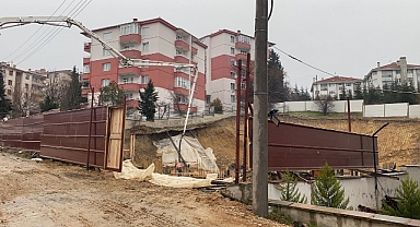 İnşaatta toprak kayması siteye zarar verdi, zemini direklerle sabitlendi