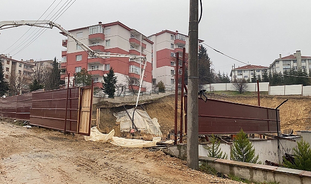 İnşaatta toprak kayması siteye zarar verdi, zemini direklerle sabitlendi