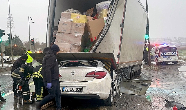 Kamyona arkadan çarpan otomobilin 17 yaşındaki ehliyetsiz sürücüsü öldü