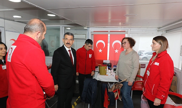 Kırklareli Valisi Birol Ekici, Kızılay Kan Bağışı Tırını Ziyaret Etti