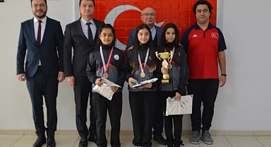 "Şaban Öğünç Ortaokulu Kız Takımı, Floor Curling İl Birinciliğini Kaymakam Salih YÜCE İle Kutladı"