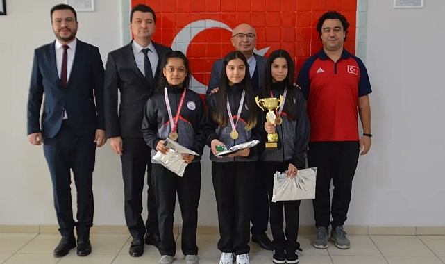 "Şaban Öğünç Ortaokulu Kız Takımı, Floor Curling İl Birinciliğini Kaymakam Salih YÜCE İle Kutladı"