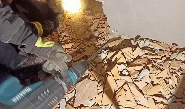 Sıkışan Köpek Kurtarıldı
