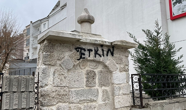 Tarihi Çeşmeye Sprey Darbesi