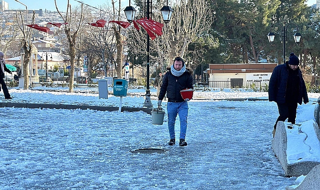 Tekirdağ'da kar sonrası buzlanma; esnaf yollara tuz döktü