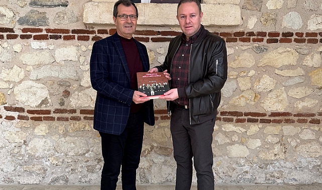 Araştırmacı-Tarihçi Ali Arslan, Kırklareli TSO Başkanı Soner Ilık’a “TRAKYA’DA MİLLİ MÜCADELE” isimli kitabını takdim etti
