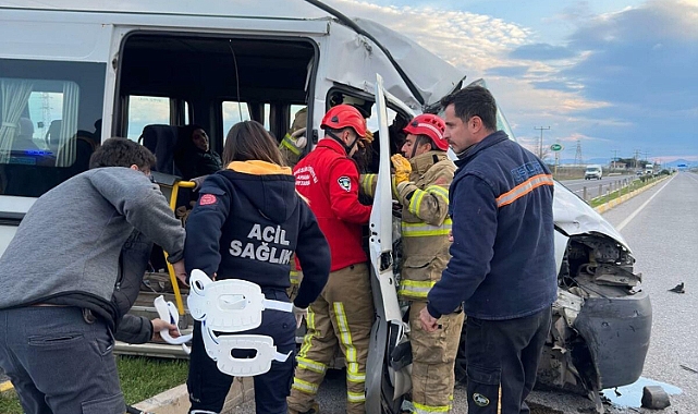 Ayvalık'ta fabrika işçilerinin taşındığı servis ile TIR çarpıştı: 9 yaralı