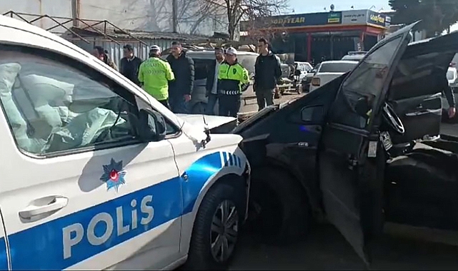 Bulgaristan plakalı otomobil, takip sırasında ekip aracına çarptı; 2 polis yaralı