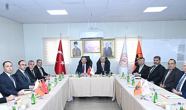 DEPREM KONUTLARIYLA YOLLARI EŞ ZAMANLI OLARAK BİTECEK