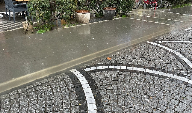 Lüleburgaz'da Şiddetli Yağışlar İstanbul Caddesi'ni Sular Altında Bıraktı