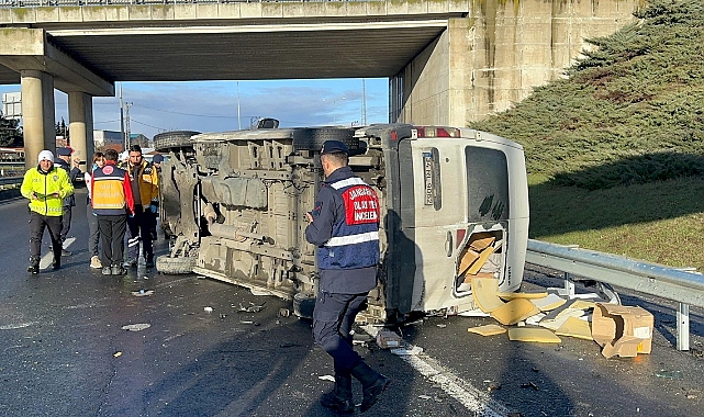 Minibüs, bariyere çarpıp devrildi: 1 ölü, 1 yaralı