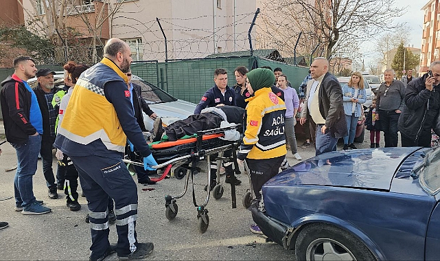 Otomobille çarpışan motosikletteki 2 kişi yaralandı; sürücü arkadaşını bırakıp kaçtı