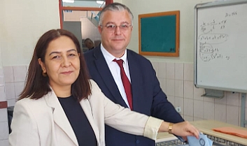 Bağımsız Belediye Başkan Adayı Özgür Kahya ve Eşi Hacer Kahya Oylarını Kullandı