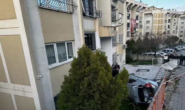 Çarptığı çocuğun ağır yaralanmasına neden olan otomobil, apartmanın bahçesine düştü