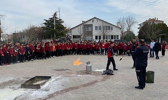 Babaeski İtfaiye Ekiplerinden Atatürk Orta Okulu'nda Yangın Eğitimi
