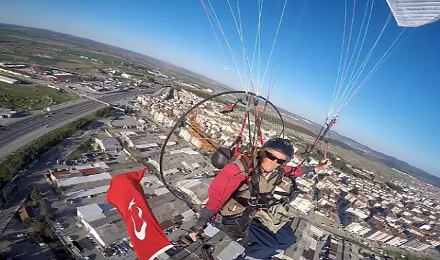 Paramotorla 'Çanakkale şehitleri' anısına saygı uçuşu yaptı