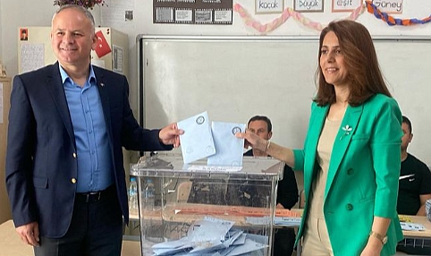Oylar kullanılmaya devam ediyor; Serdar Türker ve Eşi Ayşen Türker Oylarını Kullandı