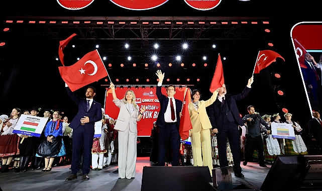 23 NİSAN COŞKUSU ÜSKÜDAR MEYDANI'NA TAŞTI