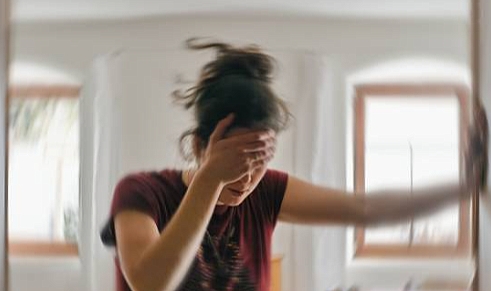 Baş Dönmesi: Hastalık mı, Belirti mi? Temel Nedenler ve Çözümler