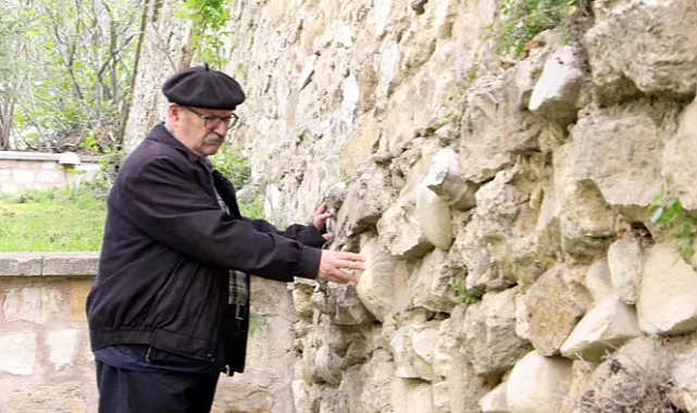 Edirne'de tarihi caminin restorasyonunda bahçe duvarlarında mezar taşı kullanılmış