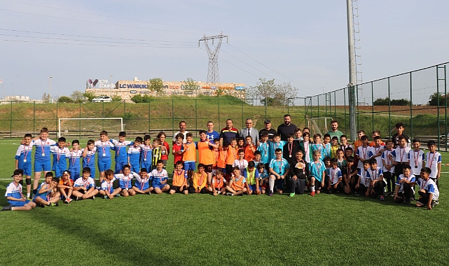 Lüleburgaz Yıldızları Futbol Akademisi'nde Coşkulu 23 Nisan Çocuk Şenliği: İlkokullar Arası Futbol Turnuvası