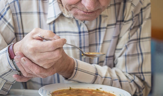 Parkinson Hastalığı: Belirtileri, Tedavi Yöntemleri ve Yaşam Kalitesini Artırma İpuçları
