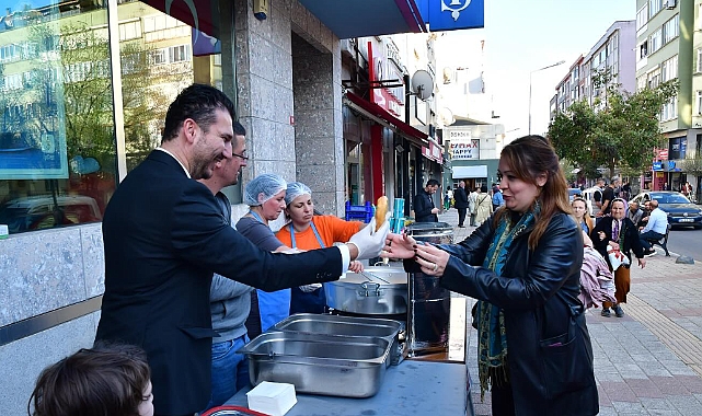 Başkan Yayla ve Meclis Üyeleri Kandil Lokması Dağıttı