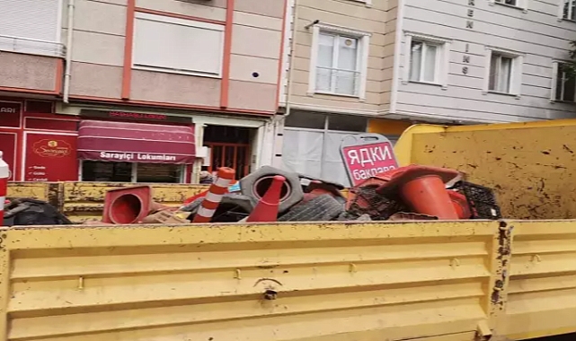 Edirne'de trafik akışı ve yayaların geçişini engelleyen dubalar toplatıldı