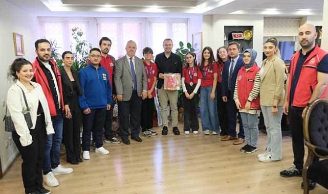"Hayalperest Dahiler" Takımı İzmir'de Zirveye Ulaştı
