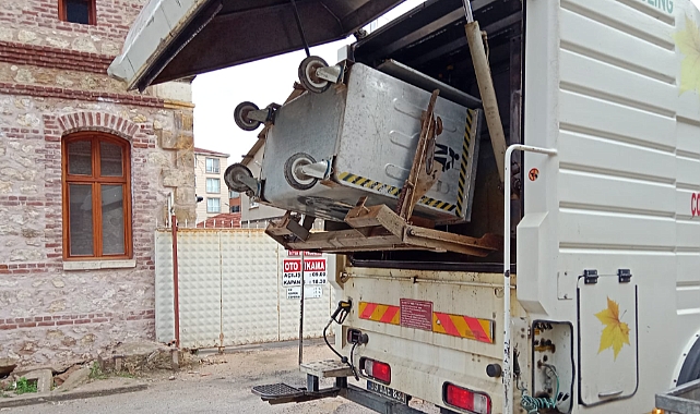 Kırklareli Belediyesi Çöp Konteynırlarını Yıkayarak ve Dezenfekte Ederek Temizliyor