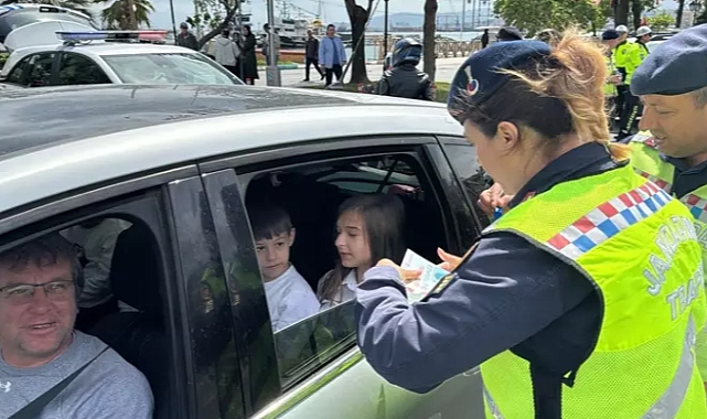Tekirdağ'da trafik uygulamasında çocuklara kitap hediye edildi