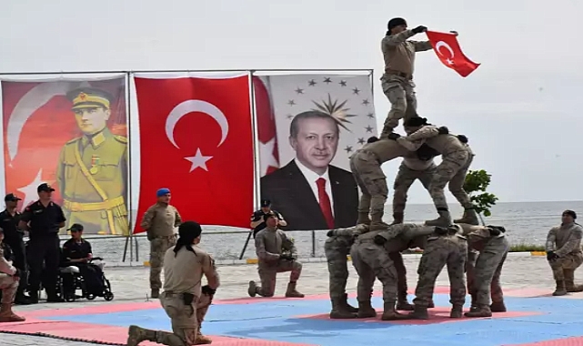 Temsili askerlik töreninde komandoların gösterisi ilgiyle izlendi