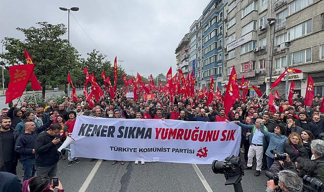 TKP "Kemer sıkma yumruğunu sık" pankartıyla alanda
