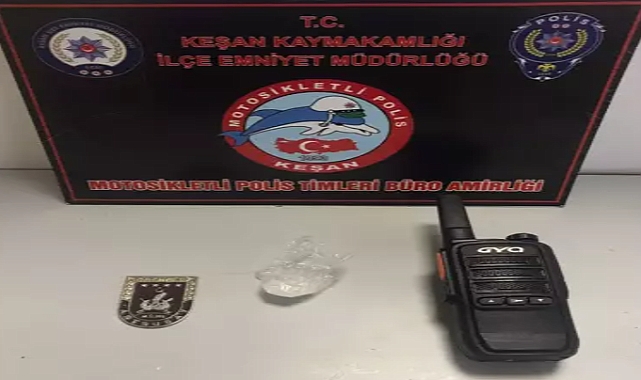 Üzerinde askeri personel rozeti ve telsiz bulunan taksiciye gözaltı