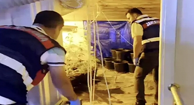 Yazlık evin çatısını iklimlendirme sistemli uyuşturucu imalathanesine çevirmiş
