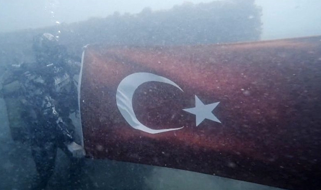 Ay-Yıldız Su Altında Dalgalandı