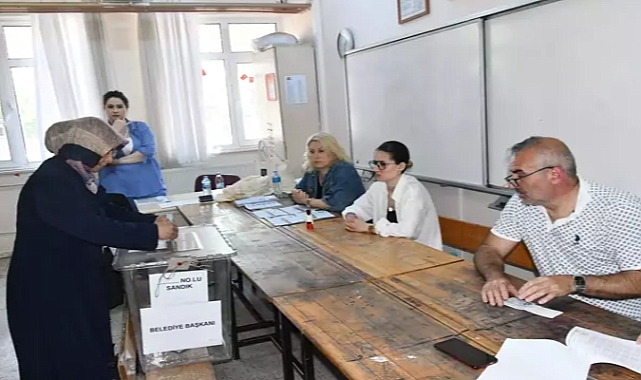 Büyükkarıştıran'da seçmenler, sandık başına gitti