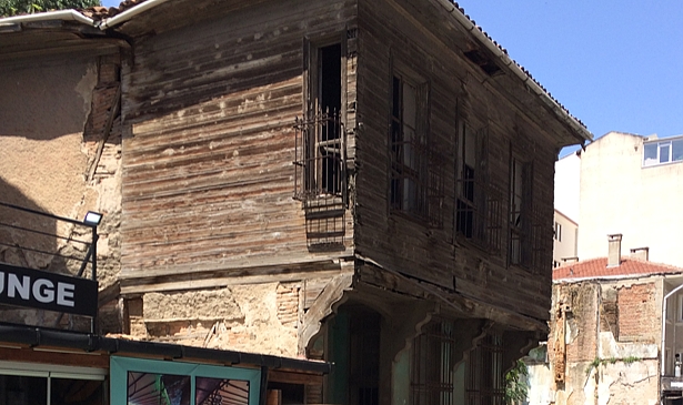 Kırklareli'nde Metruk Binalar Tehlike Saçıyor