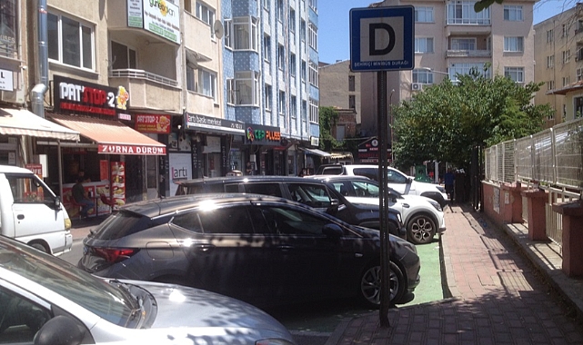 Otobüs Duraklarına Park Eden Araçlar Trafiği Felç Ediyor