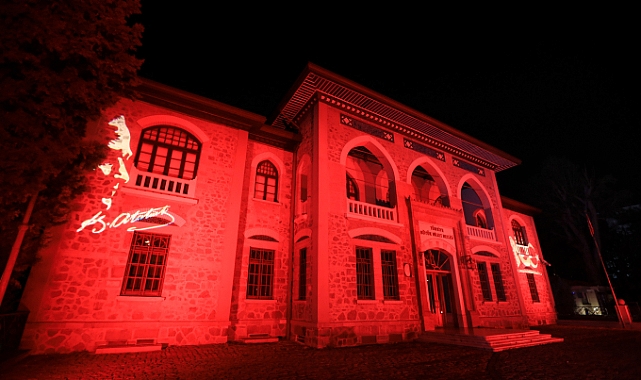 KIZILAY KIRMIZISI TÜRKİYE’NİN SEMBOL YAPILARINA YANSIDI