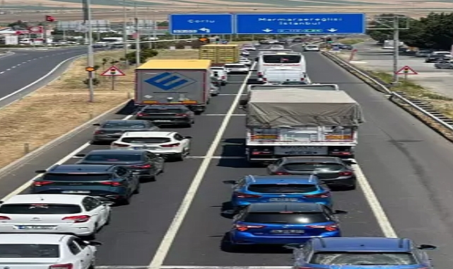 Tekirdağ'dan İstanbul yönüne araç yoğunluğu bugün de sürüyor